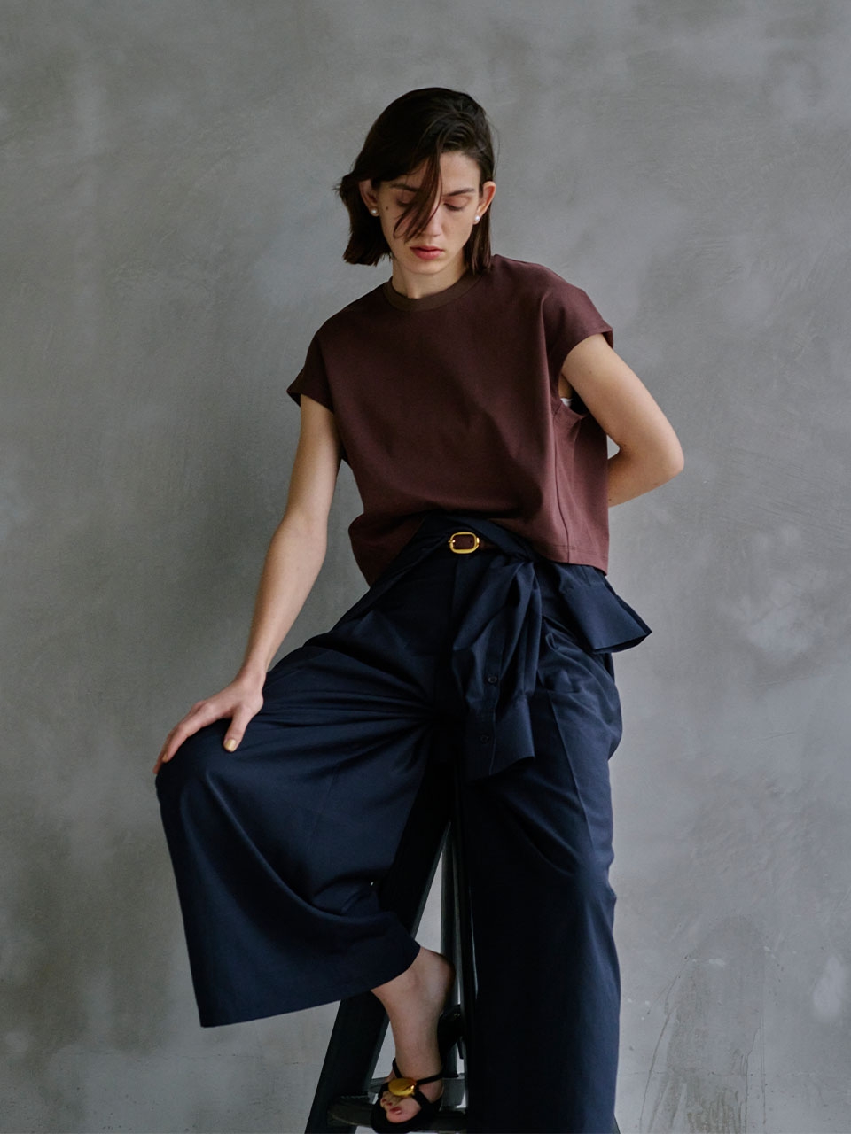 Tops, Pantsを着用した女性