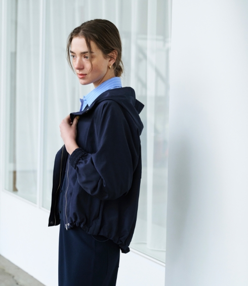 temp 10℃ Blouson&Cardigan&Shirt&Pantsを着用しているモデル画像 04