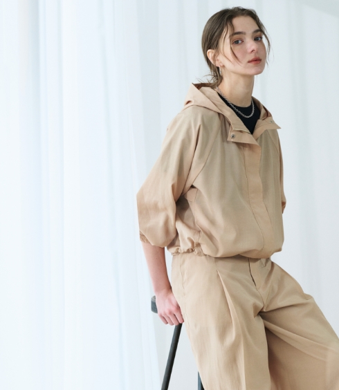 temp 15℃ Blouson&T-Shirt&Pantsを着用しているモデル画像 03