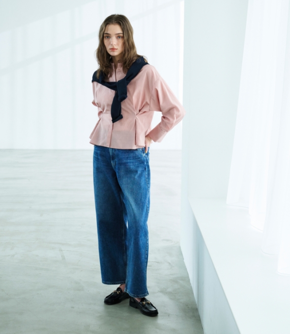 temp 20℃ Cardigan&Blouse&Pantsを着用しているモデル画像 01