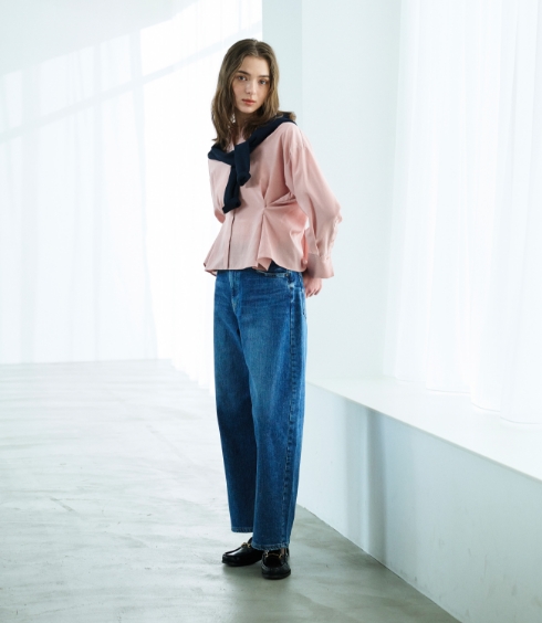 temp 20℃ Cardigan&Blouse&Pantsを着用しているモデル画像 02