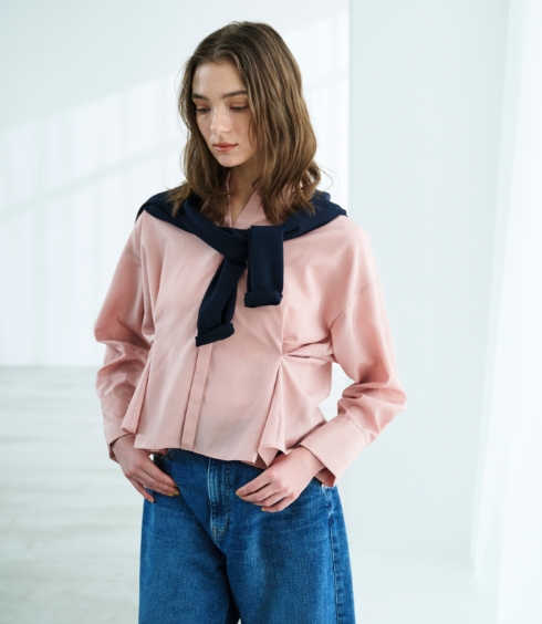 temp 20℃ Cardigan&Blouse&Pantsを着用しているモデル画像 03