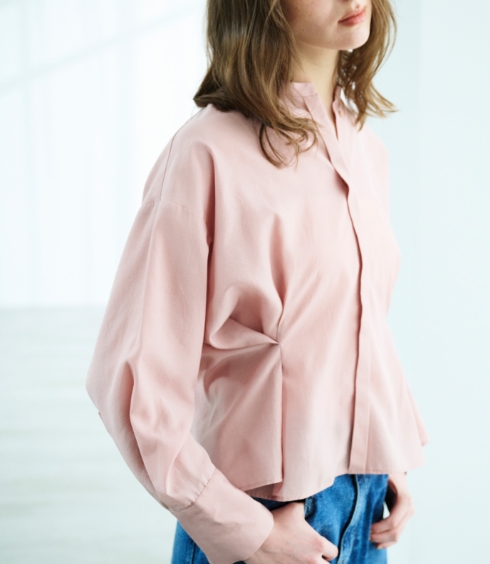 temp 20℃ Blouse&Pantsを着用しているモデル画像 04