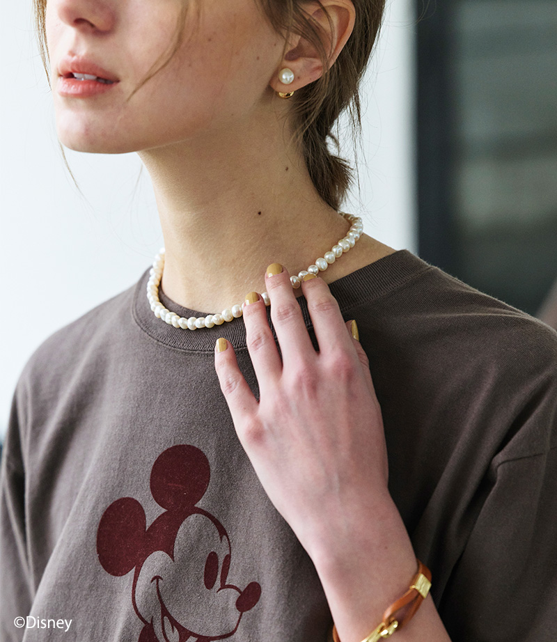 temp 25℃ T-Shirt&Necklaceを着用しているモデル画像 03