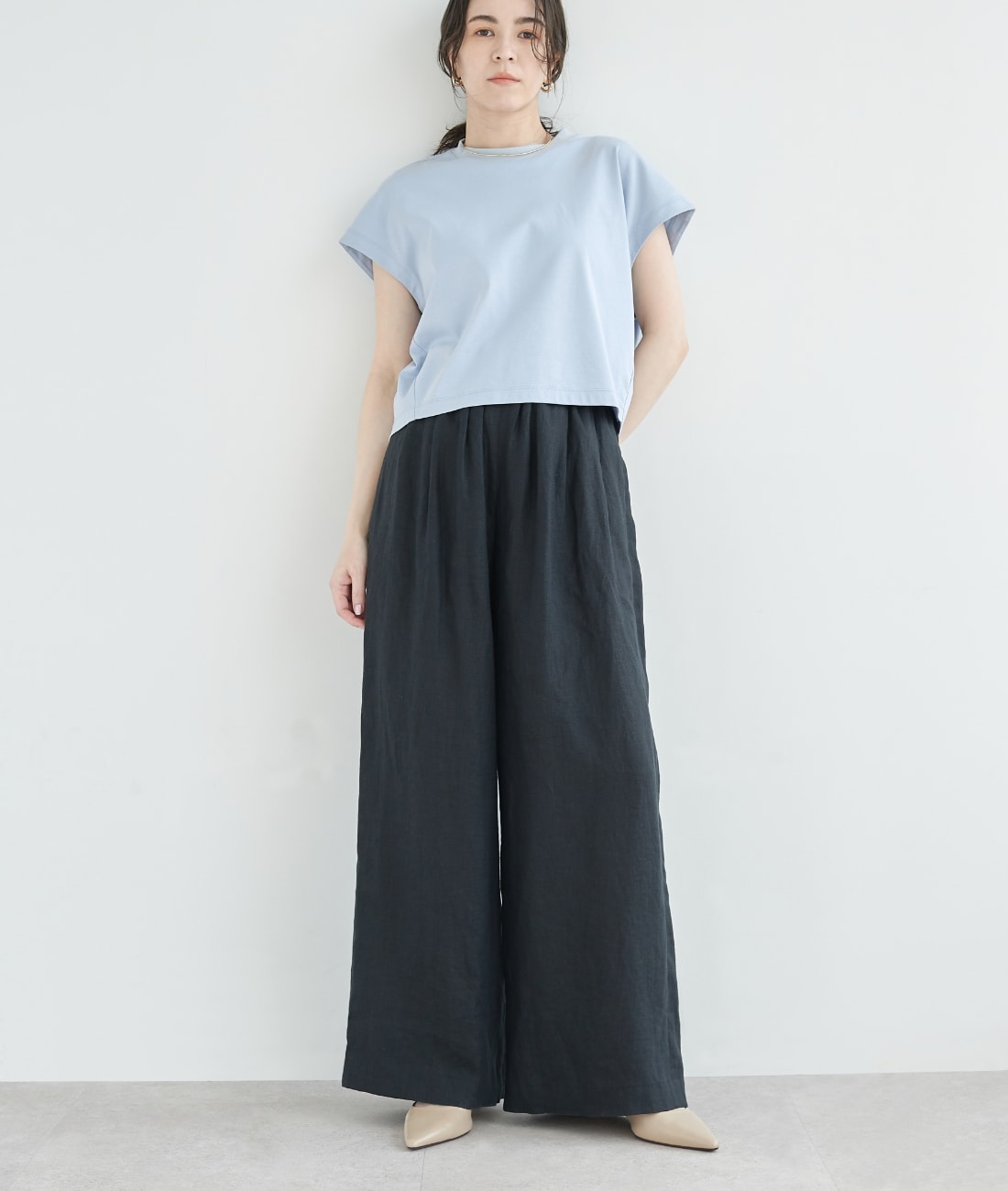 【フレンチリネン】イージーパンツを着用した女性（正面）