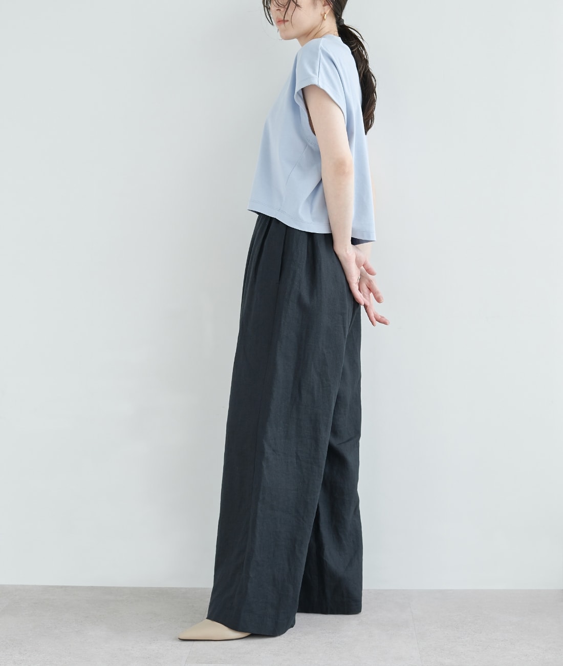 【フレンチリネン】イージーパンツを着用した女性（横）