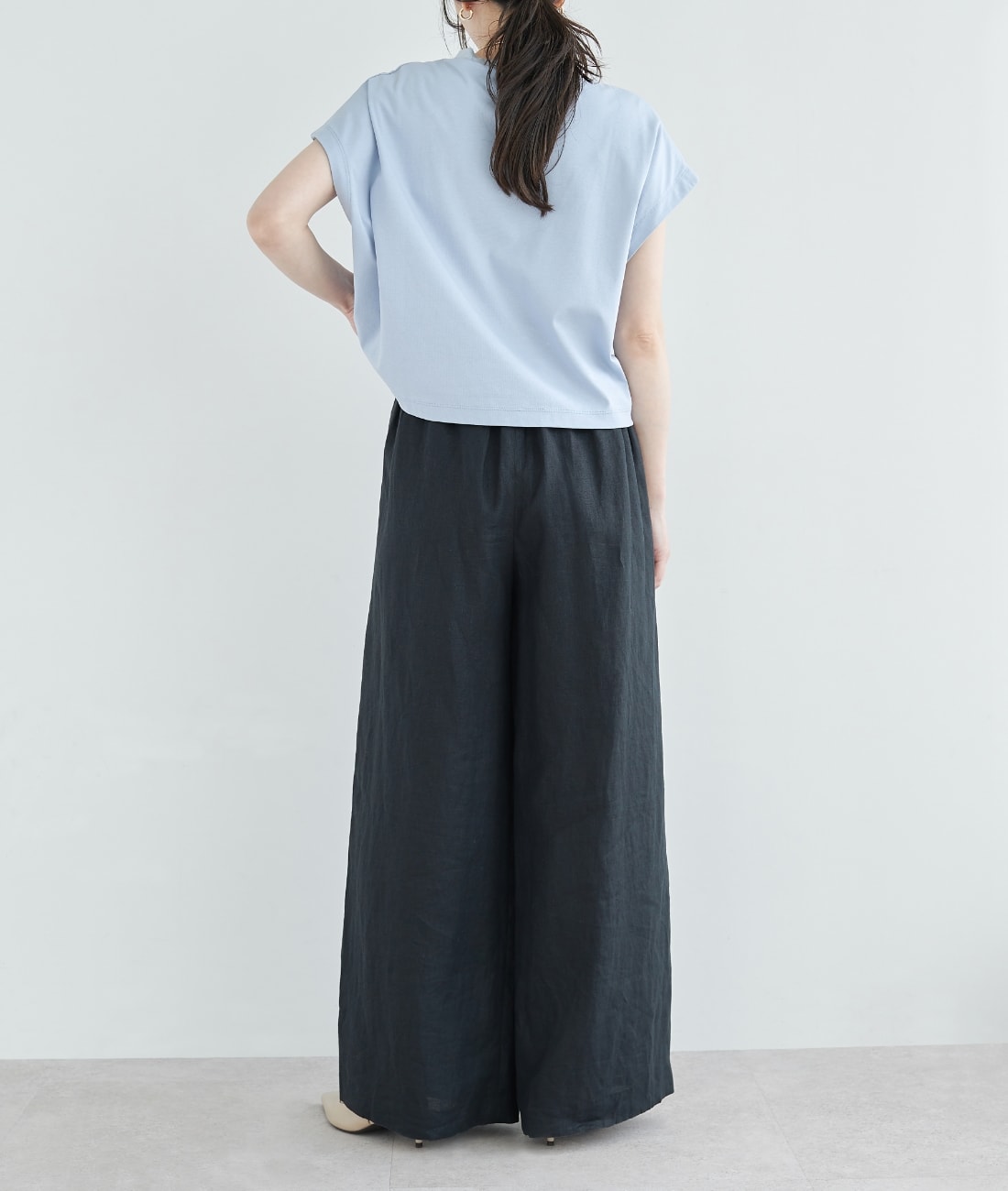 【フレンチリネン】イージーパンツを着用した女性（後ろ）