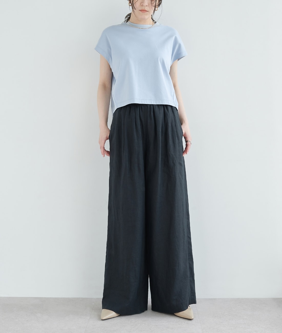 【フレンチリネン】イージーパンツを着用した女性1