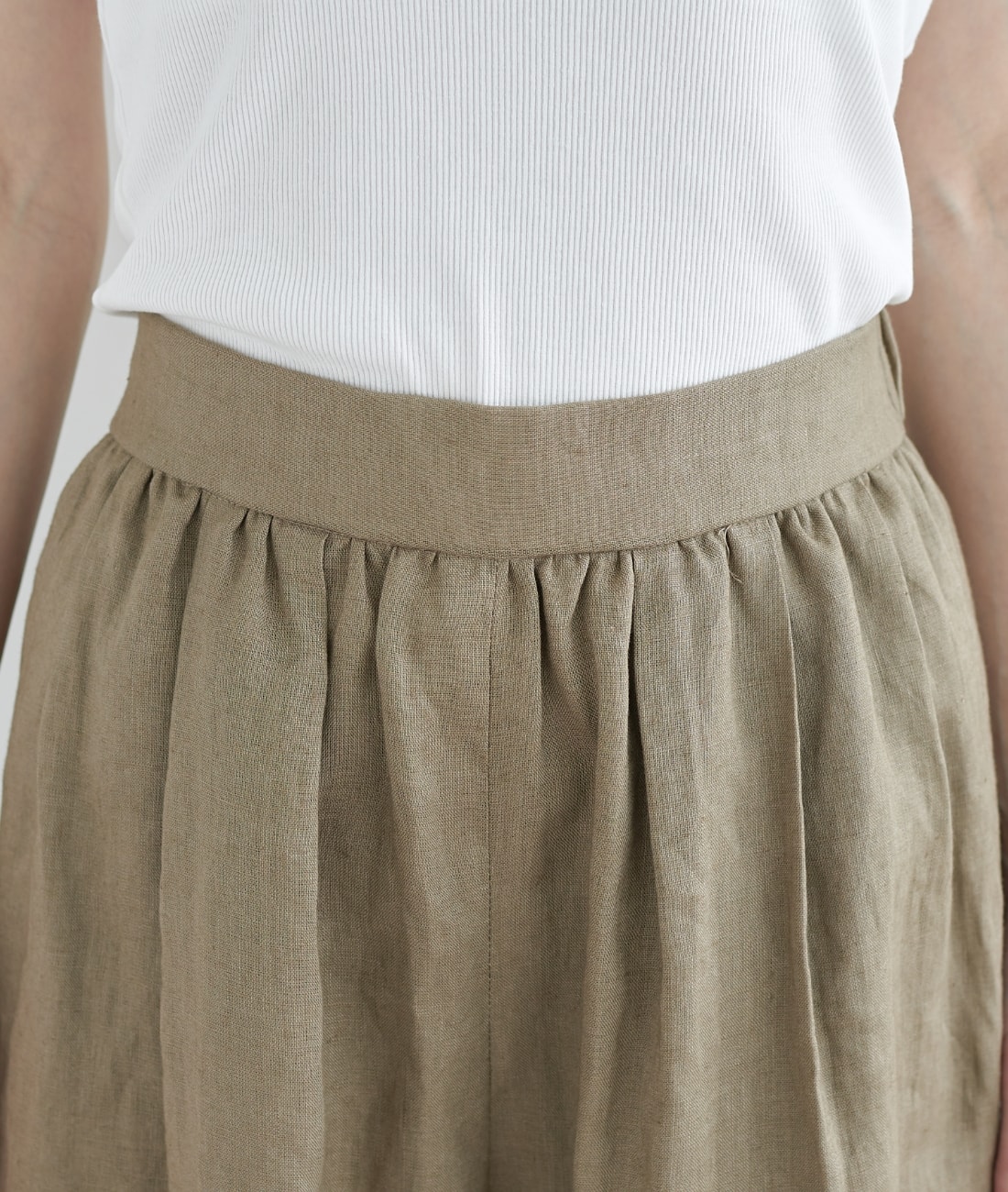 【フレンチリネン】イージーパンツを着用した女性２