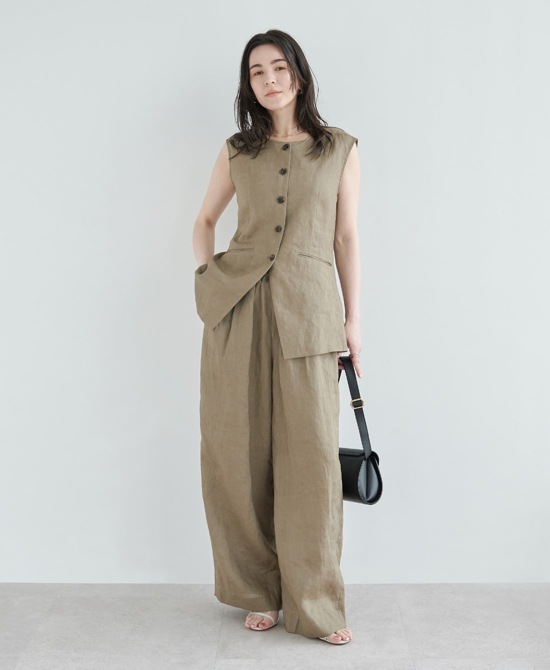 【フレンチリネン】イージーパンツ・ブラウンを着用した女性２