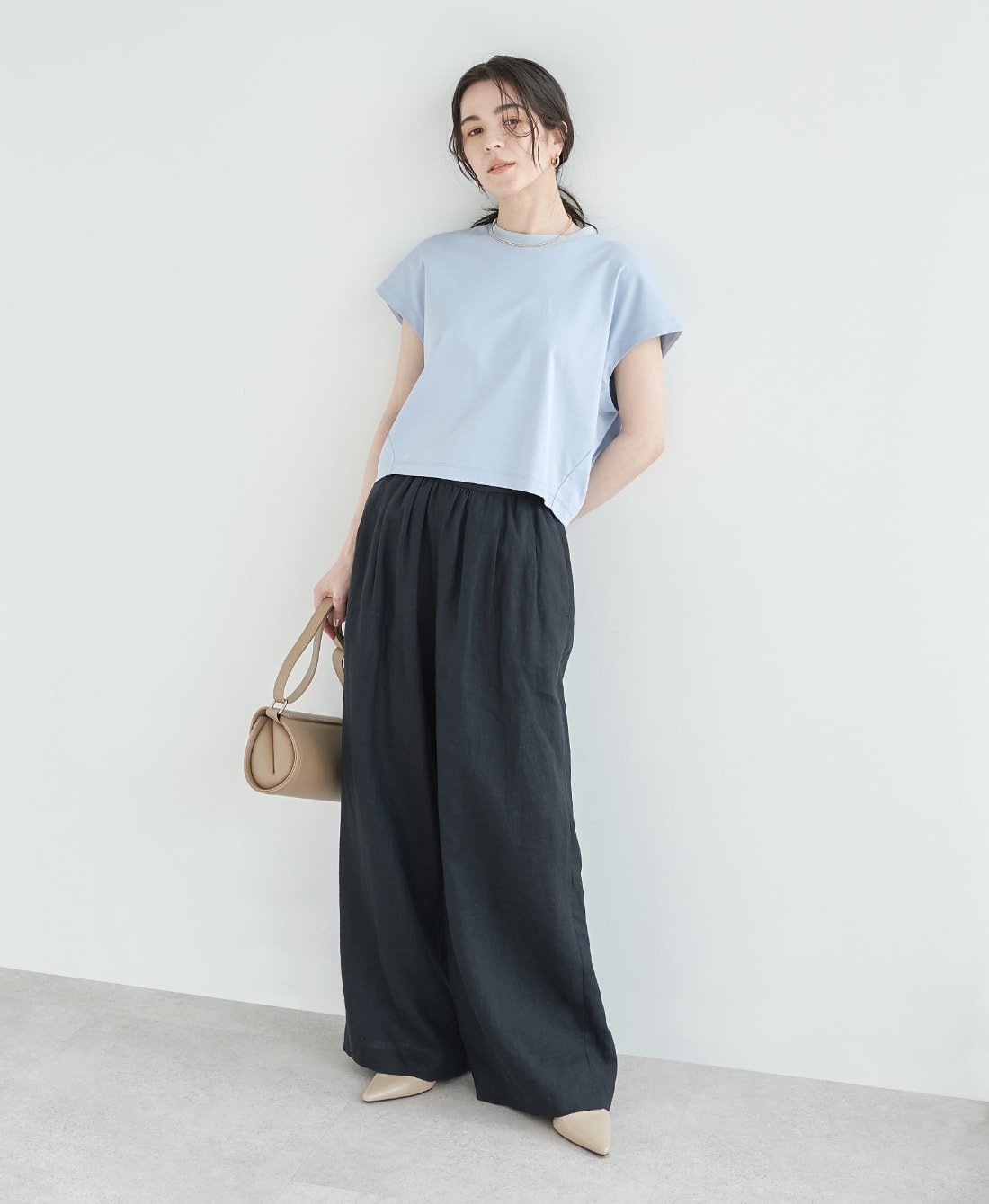 【フレンチリネン】イージーパンツ・ブラックを着用した女性２