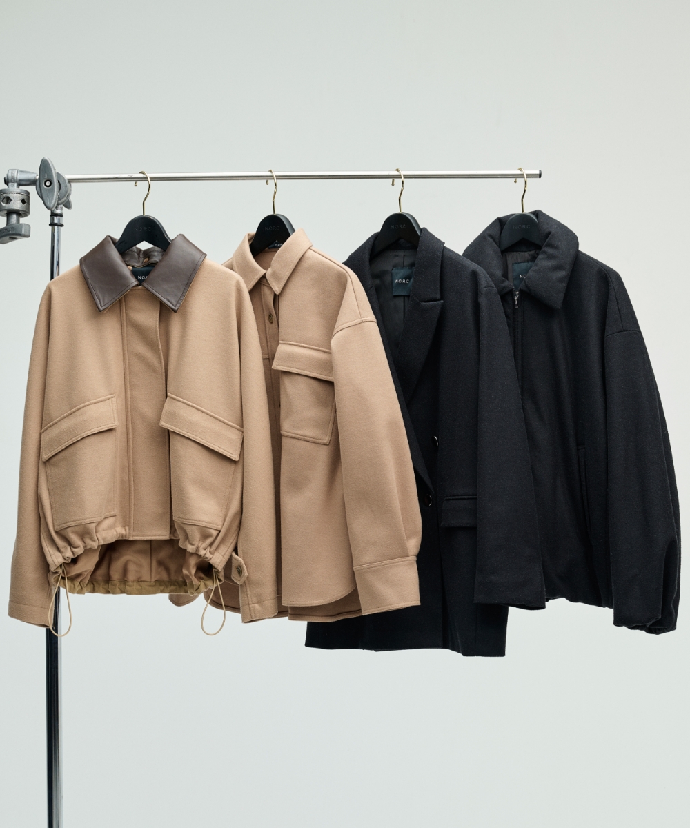 【スムースミルドウール】2WAYレザー衿ブルゾン・【スムースミルドウール】シャツジャケット・【スムースミルドウール】ダブルオーバージャケット・【スムースミルドウール】ステンミドルダウンコートをラックに掛けた画像
