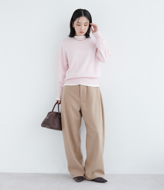 【CASHMERE100%】カシミヤクルーネックニット・マルチファンクションボトルネックトップス・【スムースミルドウール】5ポケットパンツを着用した女性