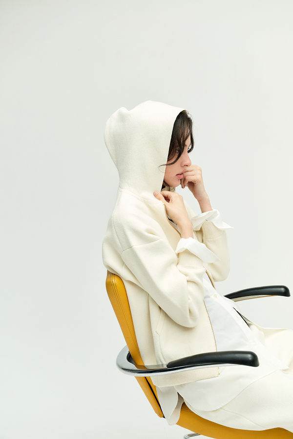 コットンカシミヤ ダブルジップフーディの着用イメージ--2