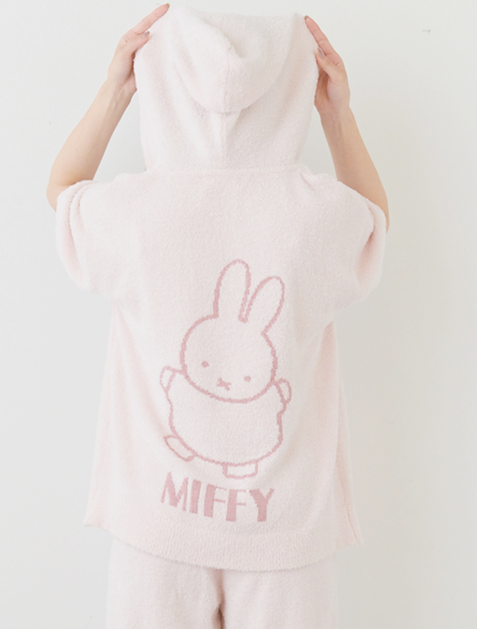 miffy ROOMWEARを着用している女性の写真_04