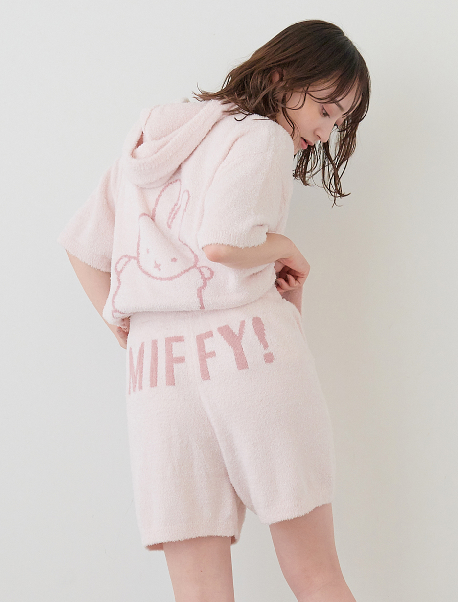 miffy ROOMWEARを着用している女性の写真_05