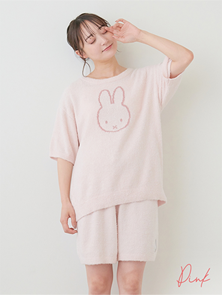 miffy ROOMWEARを着用している女性の写真_08