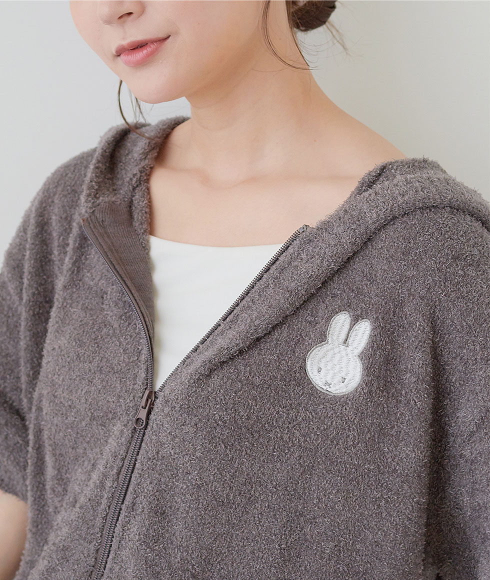 miffy ROOMWEARを着用している女性の写真_03