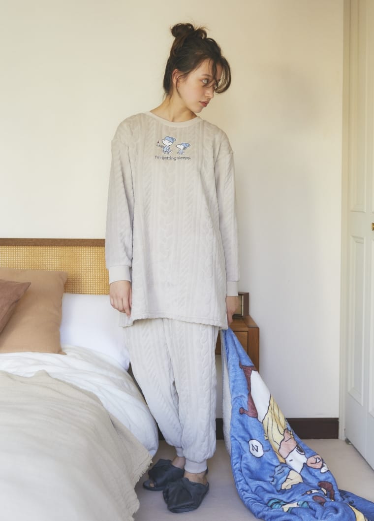 スヌーピー刺繍編み柄モコチュニック、スヌーピー刺繍編み柄モコパンツを着用している女性モデルの写真2