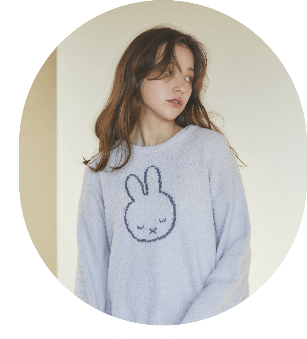 【ミッフィー/miffy】もこもこプルオーバーと【ミッフィー/miffy】もこもこパンツを着用して横を向いている女性の写真