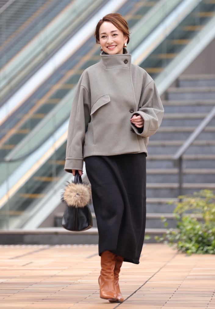 LOOK02 スタンドショートコート（カーキ）,ニットワンピース（黒）を着用した柴田 弘美さんの写真1