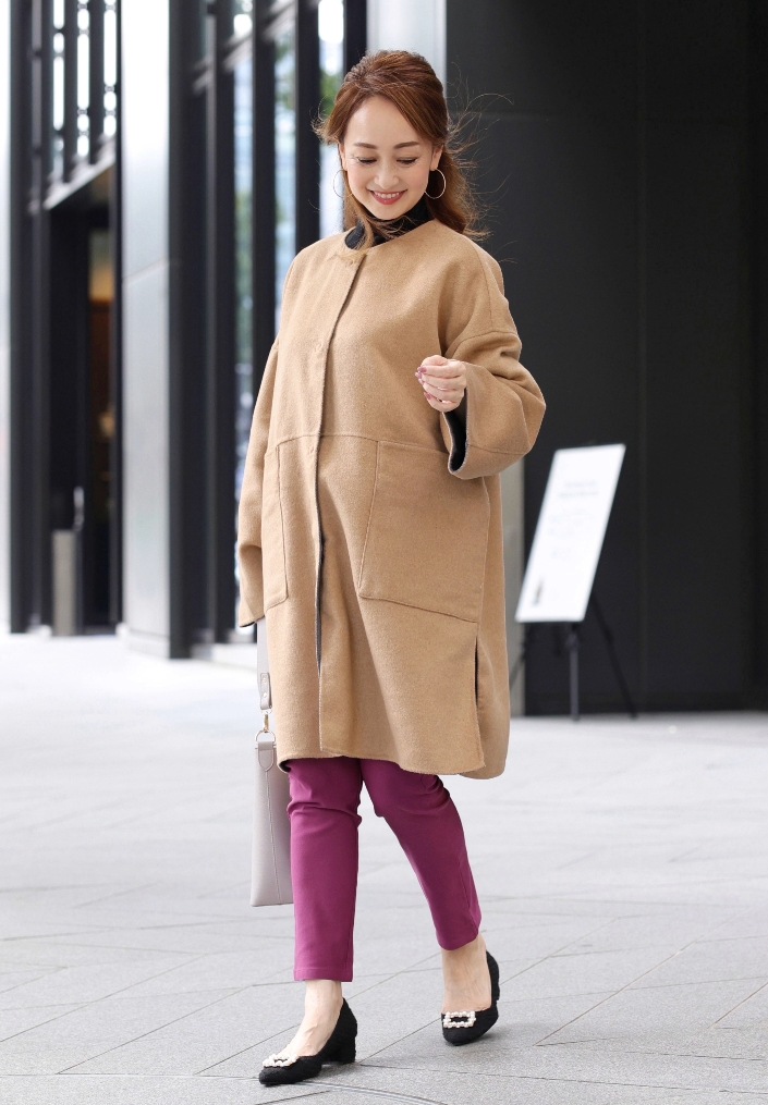 LOOK03 リバーシブルコート（ベージュ）,ベルスリーブプルオーバー（黒）,裏起毛テーパードパンツ（ピンク）を着用した柴田 弘美さんの写真1