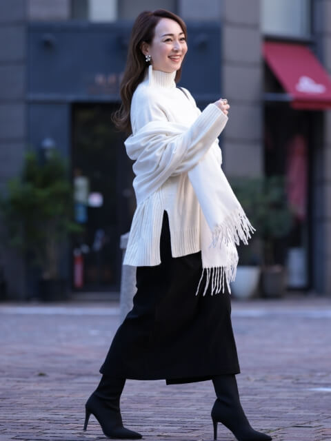 Style01 バックリブプルオーバー(オフ),タイトスカート（黒）,ストール（オフ）を着用した柴田 弘美さんの写真02