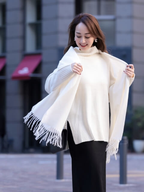Style01 バックリブプルオーバー(オフ),タイトスカート（黒）,ストール（オフ）を着用した柴田 弘美さんの写真03