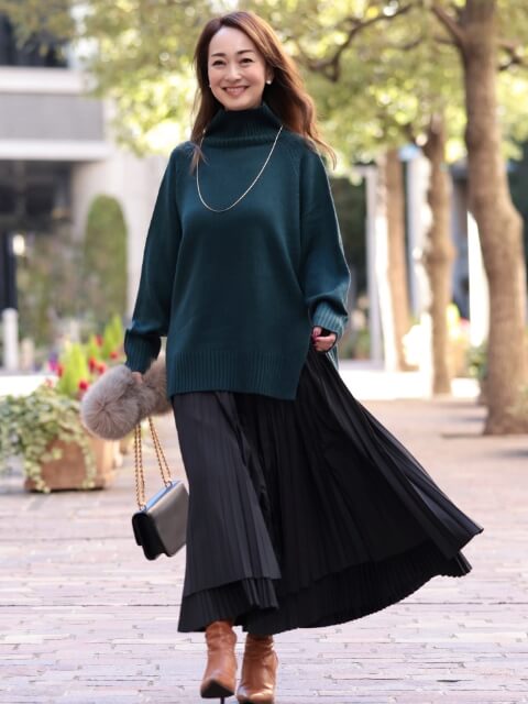 Style02 バックリブプルオーバー(緑),プリーツスカート（黒）を着用した柴田 弘美さんの写真03