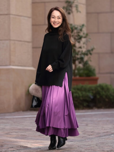 Style03 バックリブプルオーバー(黒),プリーツスカート（ピンク）を着用した柴田 弘美さんの写真02