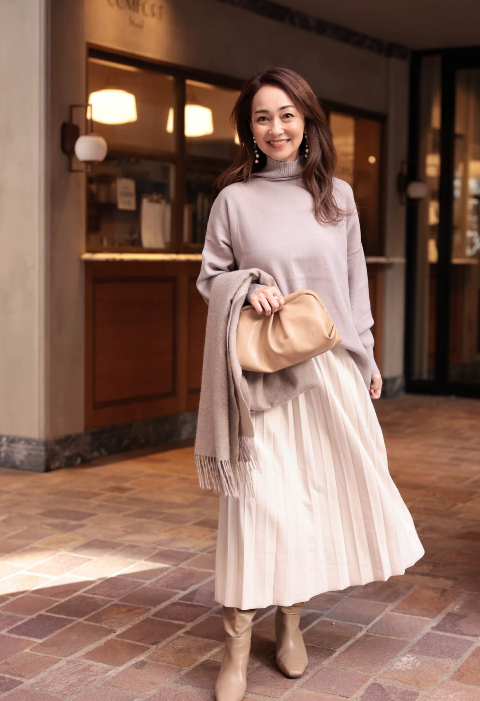 Style04 バックスリットプルオーバー(Ｌグレー),スエードプリーツスカート（オフ）を着用した柴田 弘美さんの写真01