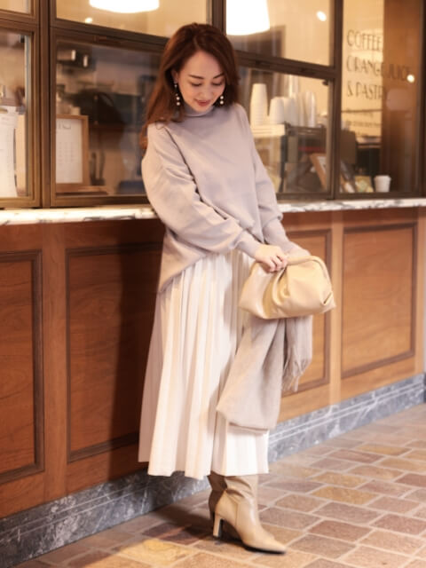 Style04 バックスリットプルオーバー(Ｌグレー),スエードプリーツスカート（オフ）を着用した柴田 弘美さんの写真02