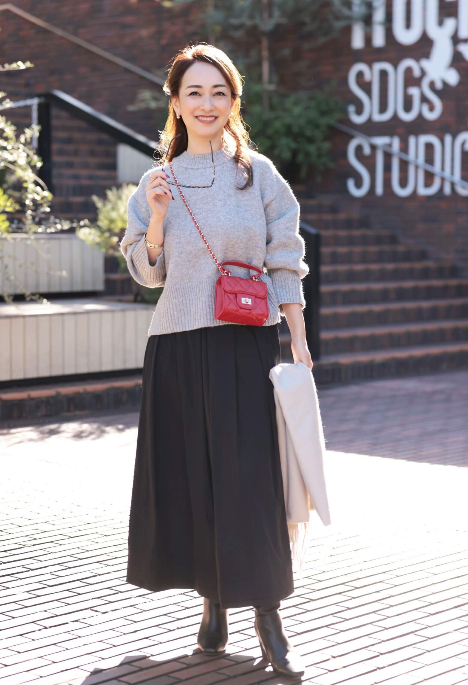 Style08 ワイドショートプルオーバー（Ｌグレー）,タックフレアースカート（黒）を着用した柴田 弘美さんの写真01