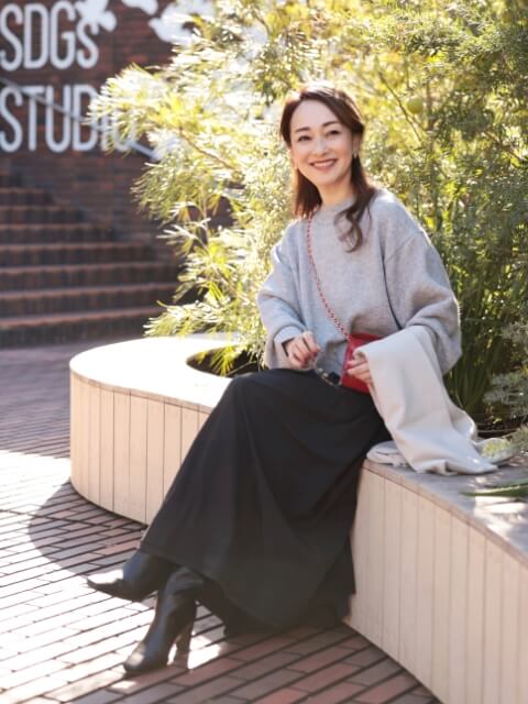 Style08 ワイドショートプルオーバー（Ｌグレー）,タックフレアースカート（黒）を着用した柴田 弘美さんの写真02