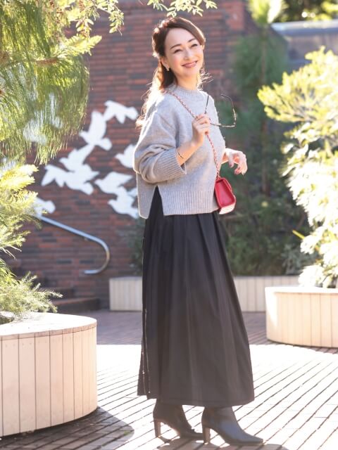 Style08 ワイドショートプルオーバー（Ｌグレー）,タックフレアースカート（黒）を着用した柴田 弘美さんの写真03