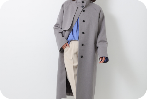 LOOK02 スタンドネックコート（ライトグレー）の着用画像