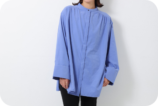 LOOK02 ワイドスリーブシャツチュニック（青）の着用画像