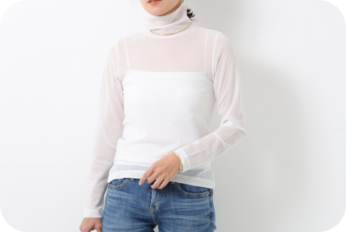 LOOK03 シアーハイネックインナー（オフ）の着用画像