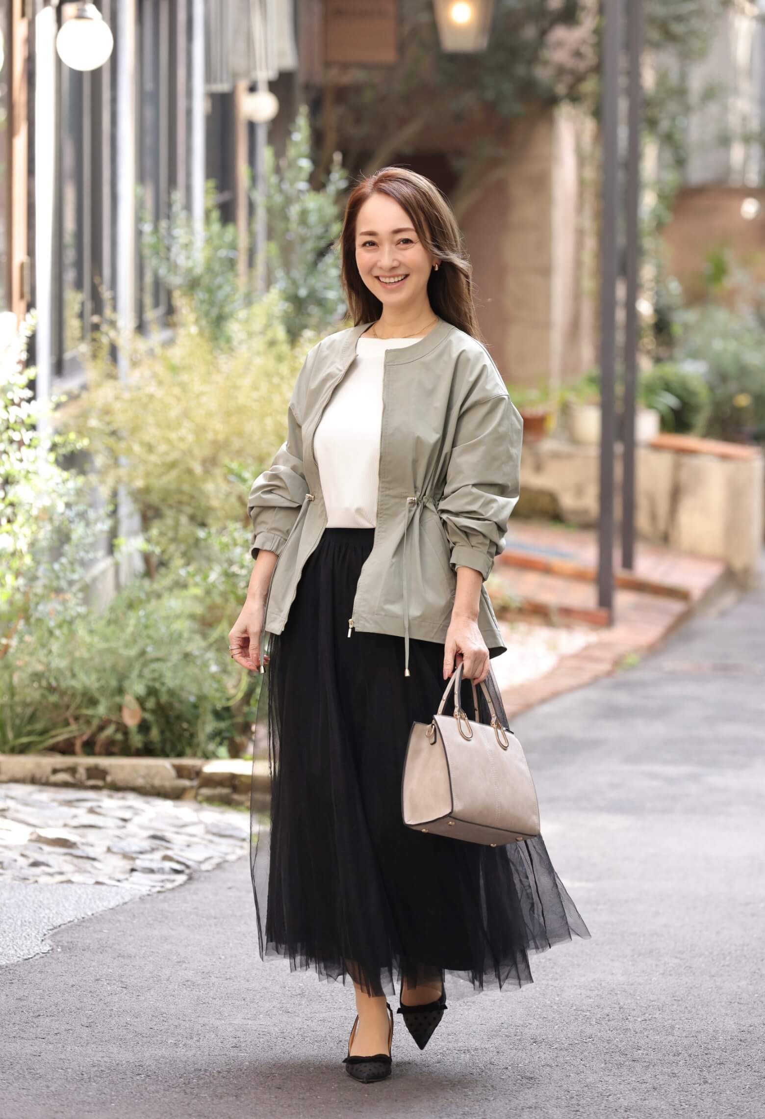 Style01 ノーカラーブルゾン(カーキ),袖ボリュームプルオーバー（オフ）,チュールスカート(黒)を着用した柴田 弘美さんの写真