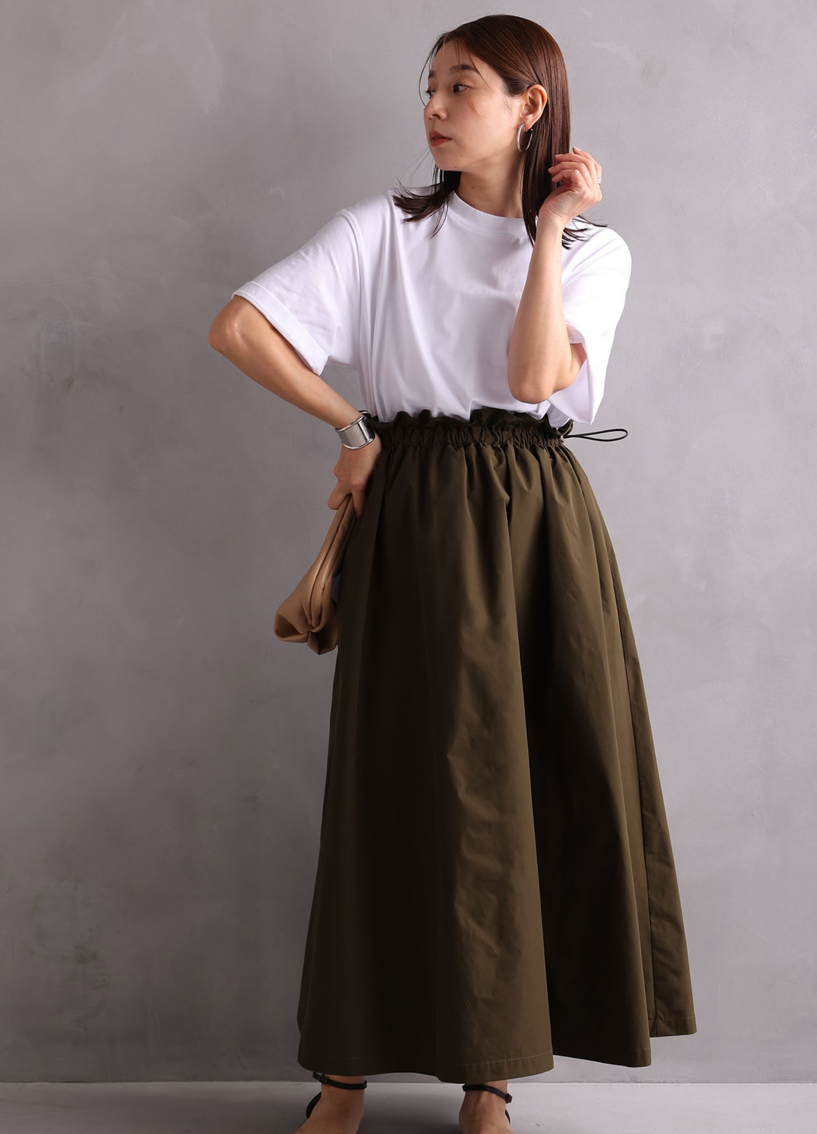 Ｔドレスを着用している女性の写真