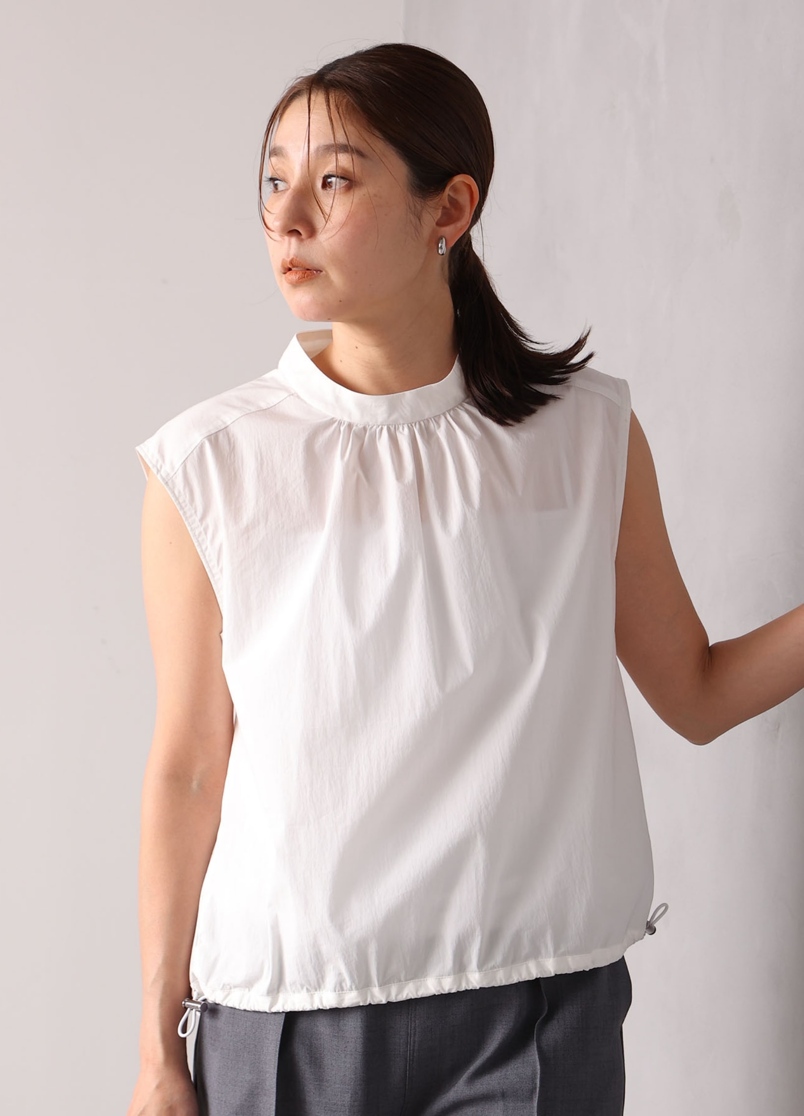 ノースリーブプルオーバーを着用している女性の写真