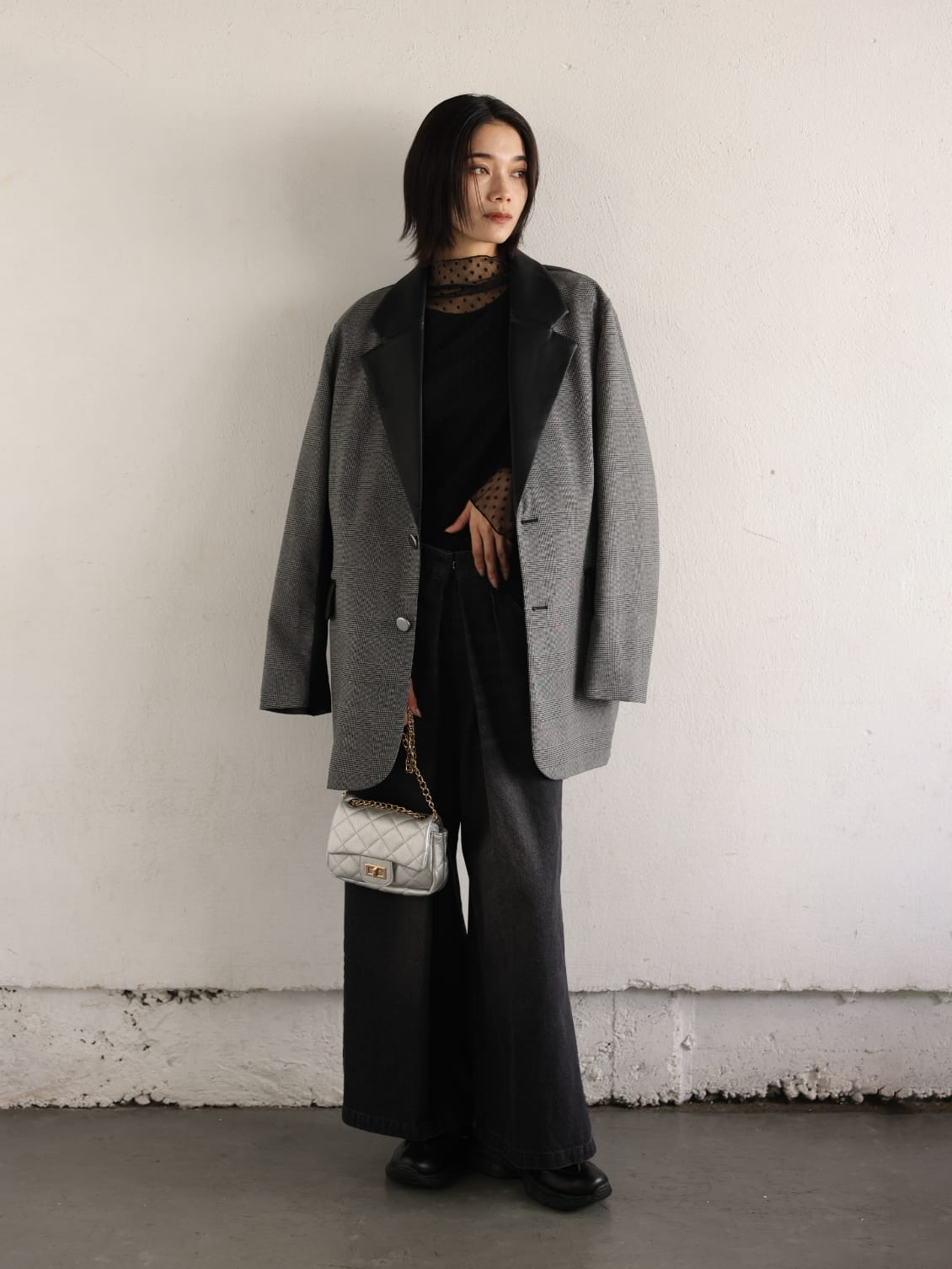 Jacket、Inner、Denim、Bagを着用している女性モデルの画像01