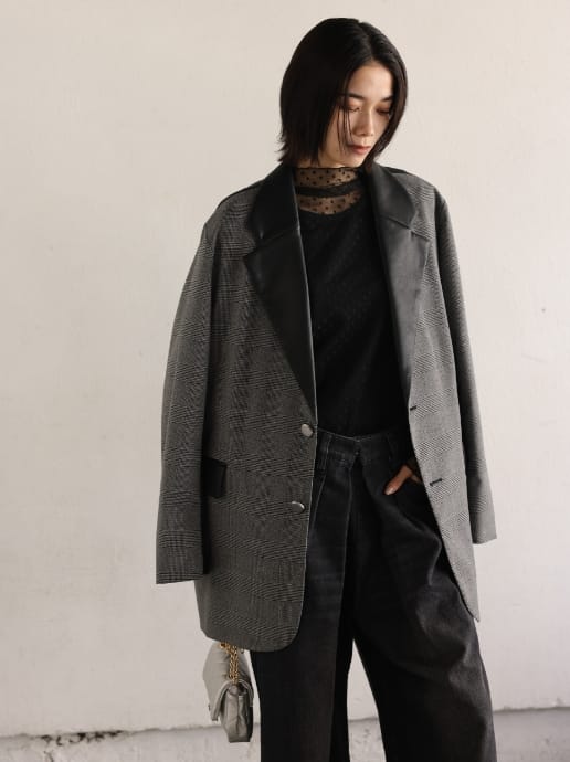 Jacket、Inner、Denim、Bagを着用している女性モデルの画像02