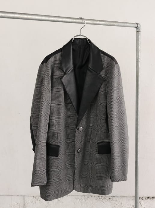 Jacketがハンガーにかかっている画像