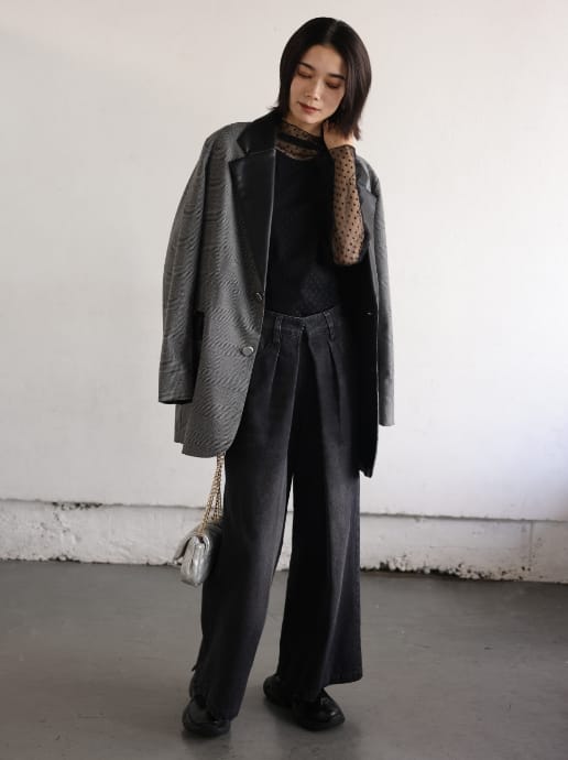 Jacket、Inner、Denim、Bagを着用している女性モデルの画像03