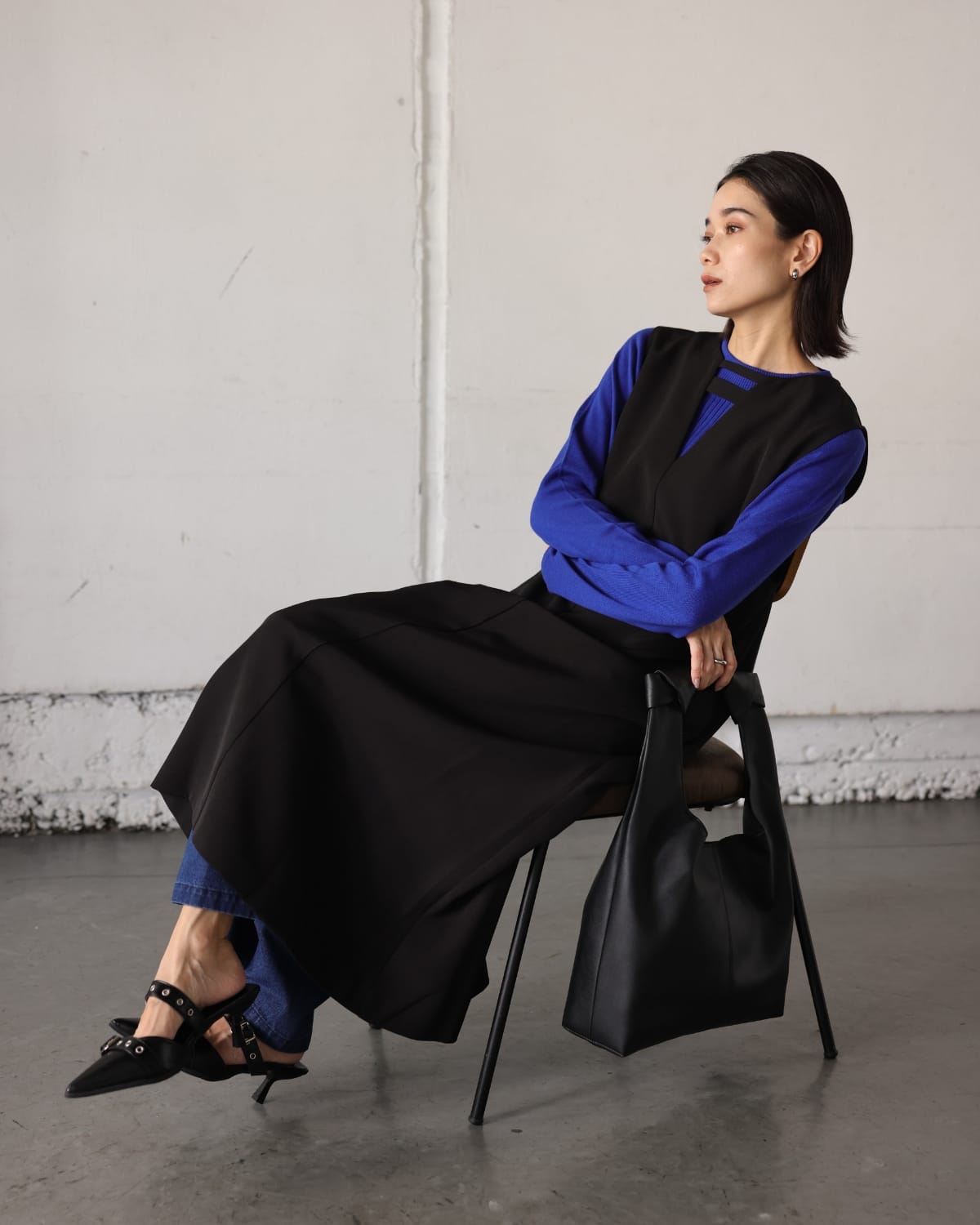 Onepiece、Knit、Denim、Bagを着用している女性モデルの画像01