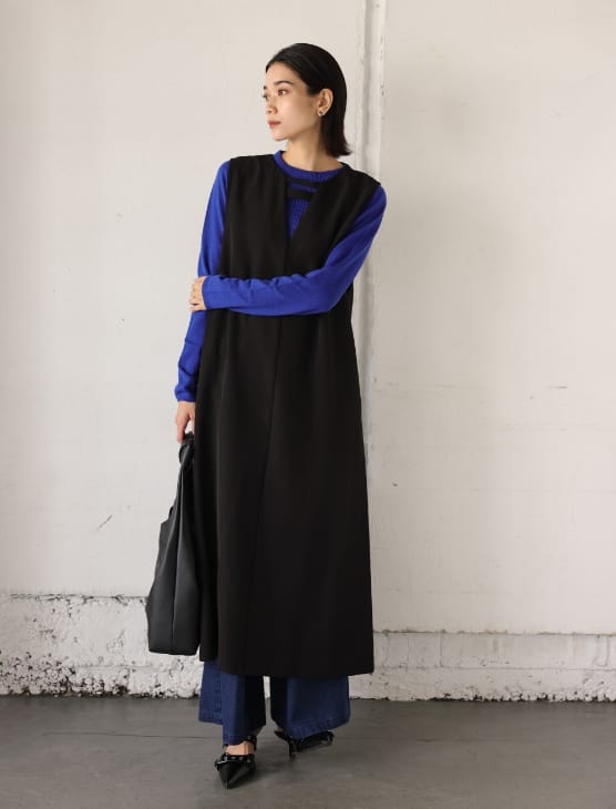 Onepiece、Knit、Denim、Bagを着用している女性モデルの画像02