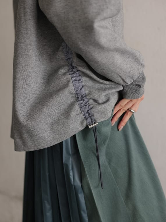 Pullover、Shirt、Skirtを着用している女性モデルの画像03