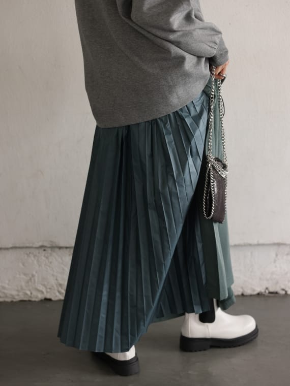Pullover、Shirt、Skirtを着用している女性モデルの画像04