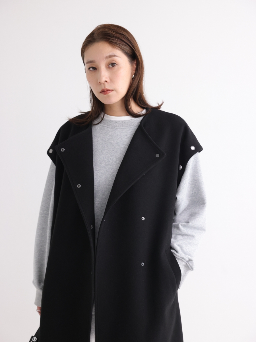 ２WAYコートを着用した女性の写真３